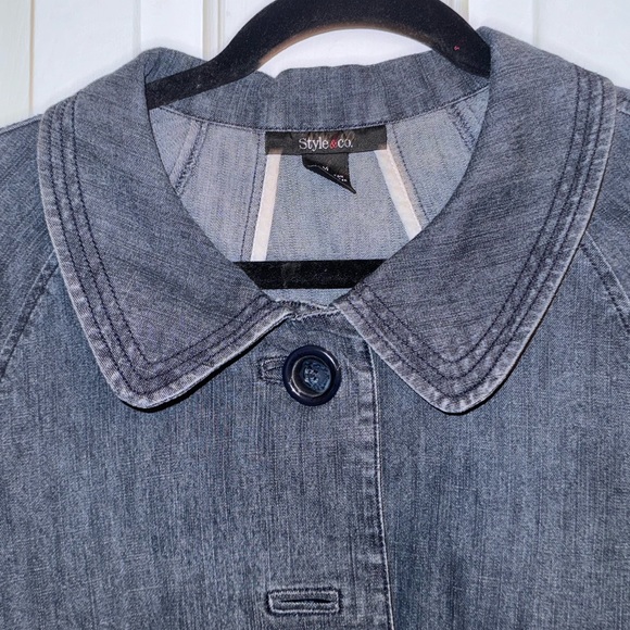 Style & Co Crop BlueJean Jacket with big buttons and has pockets, Size Medium - Picture 4 of 14